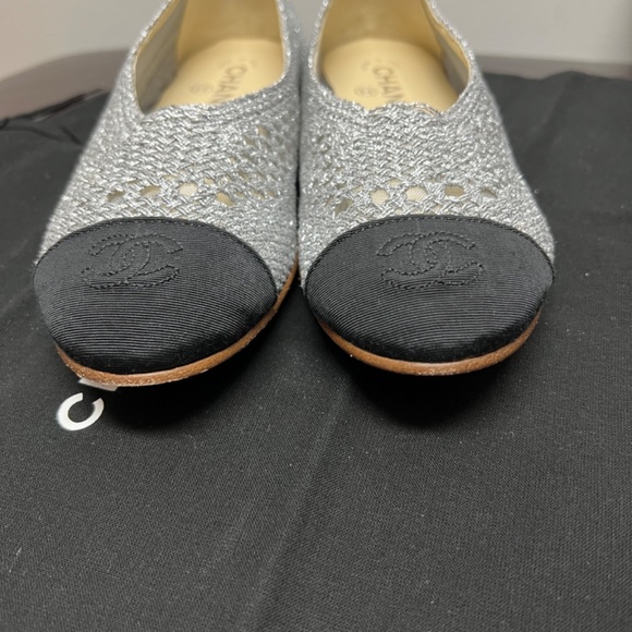 Chanel Ballet flats, silver fabric with black grosgrain toe, size 38.5 - Picture 2 of 7